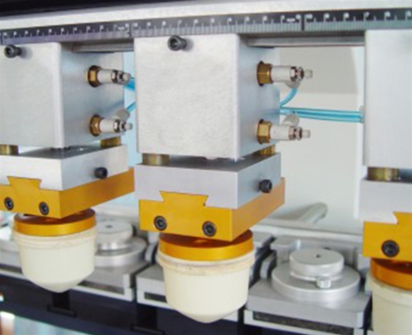 獨立落膠頭機構